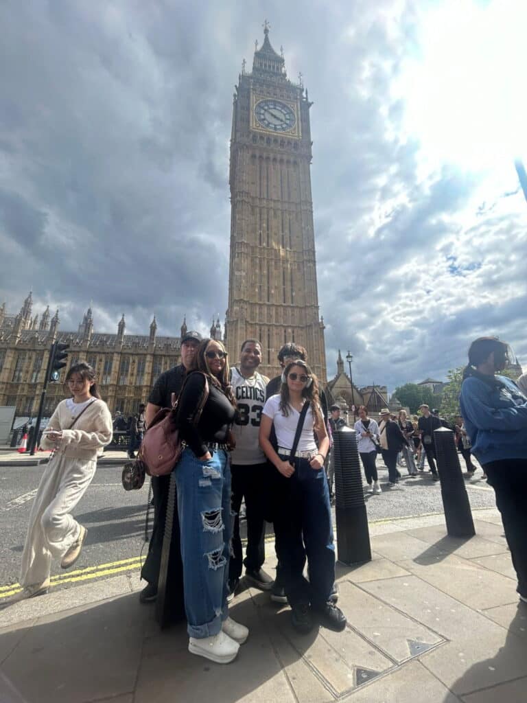 london local tour group enjoying sightseeing taxi tours at Big Ben with friends and family