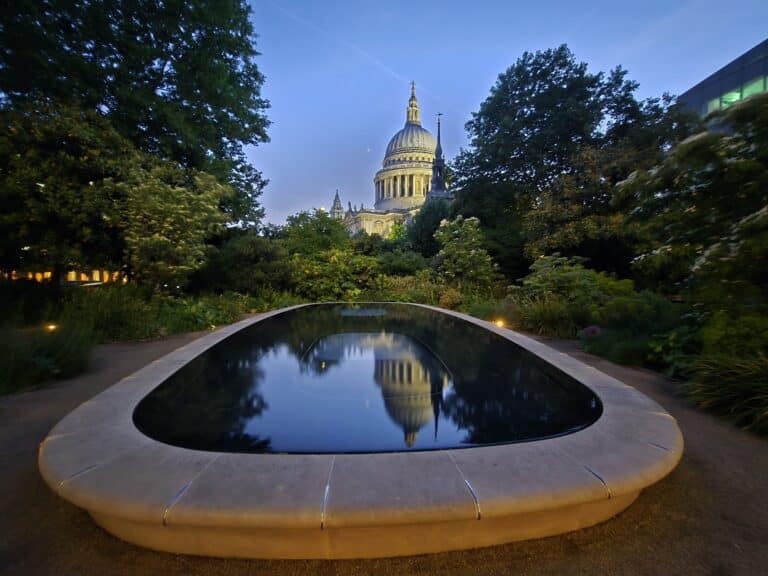 Guided travel tour in London visiting iconic landmarks like Big Ben