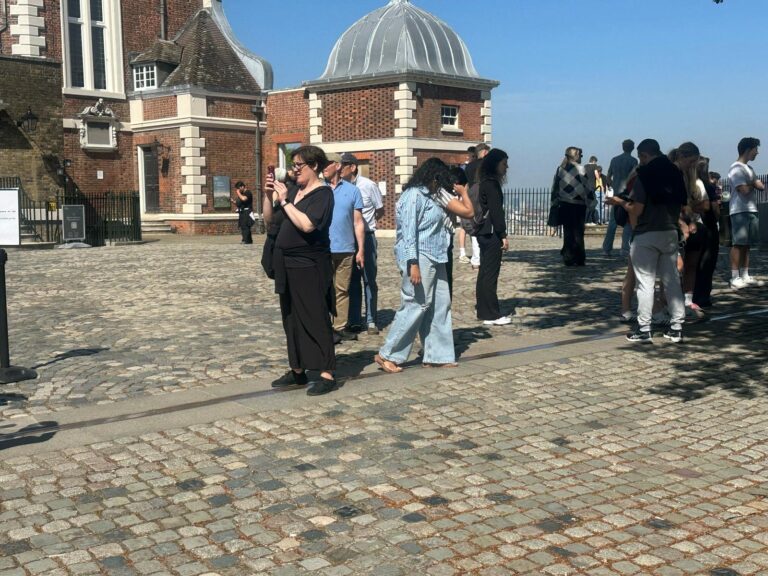 A classic black cab from London Sightseeing Taxi Tours with passengers touring iconic London attractions