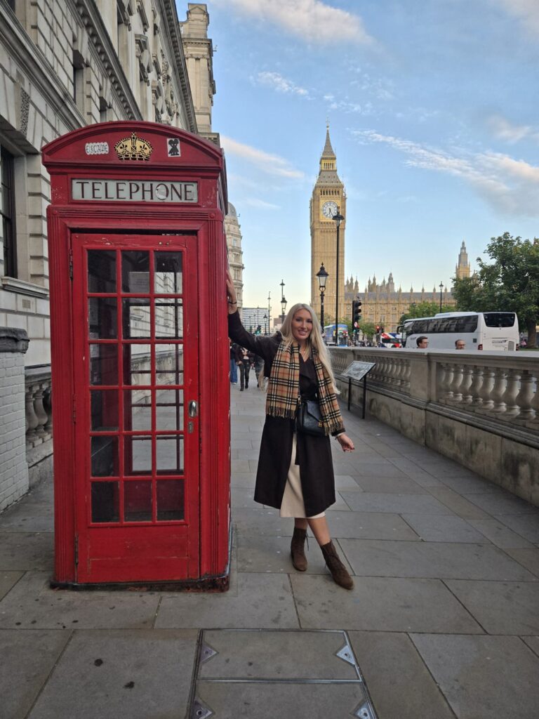 Tourists enjoying day tours in England with London Sightseeing Taxi Tours