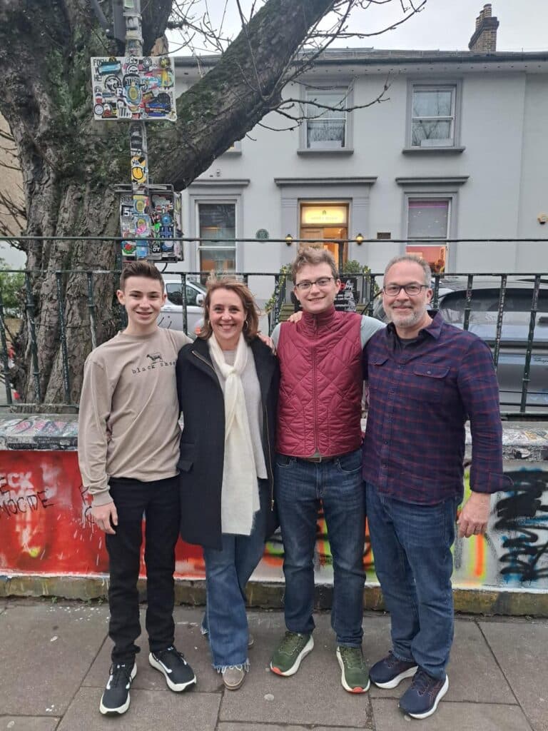 Private taxi tour at London Bridge with iconic black cab