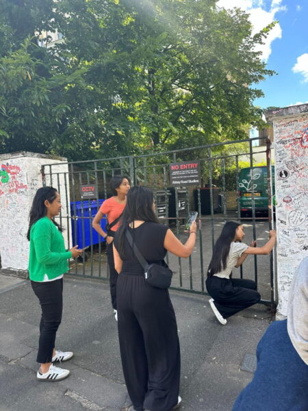 Freelance tour guide leading a sightseeing taxi tour in London.