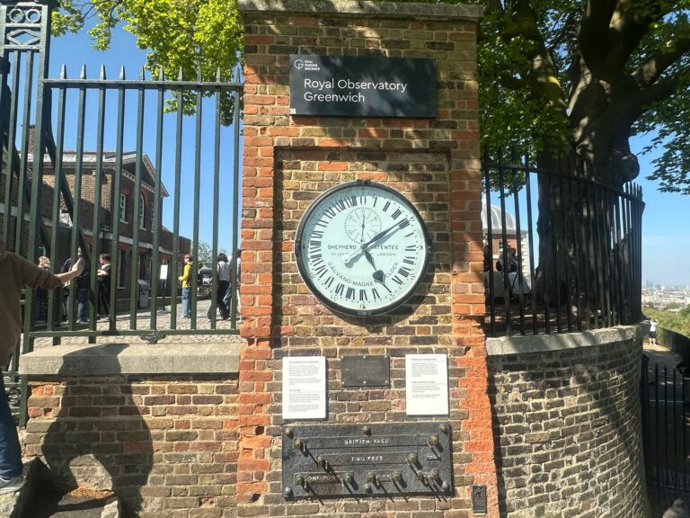 Tourists enjoying London Sightseeing Taxi Tours by a British tour company