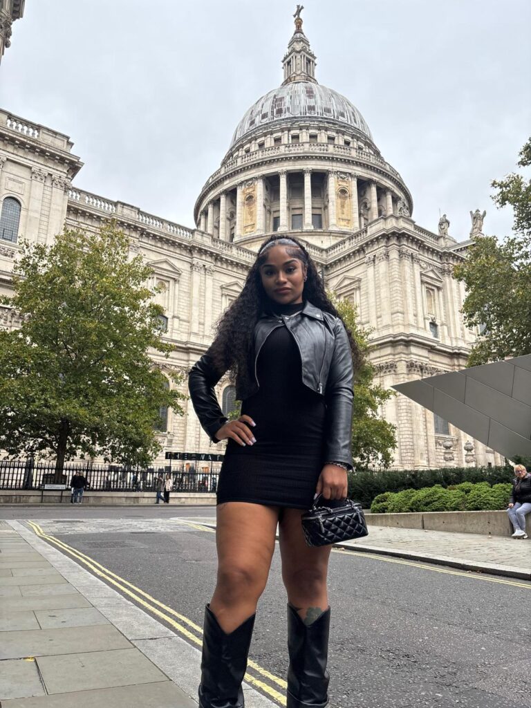 Group enjoying guided taxi tour in London visiting iconic landmarks.
