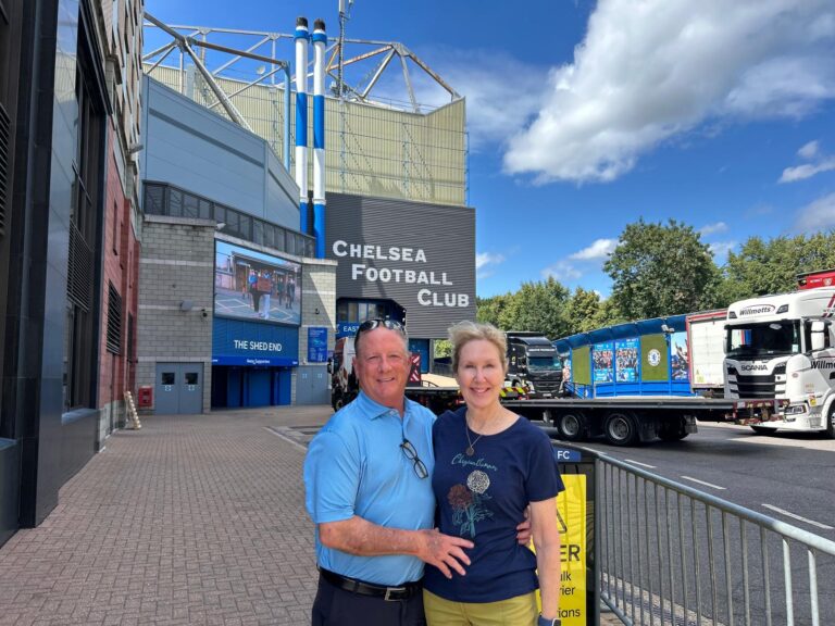 London sightseeing taxi tour with vibrant city backdrop