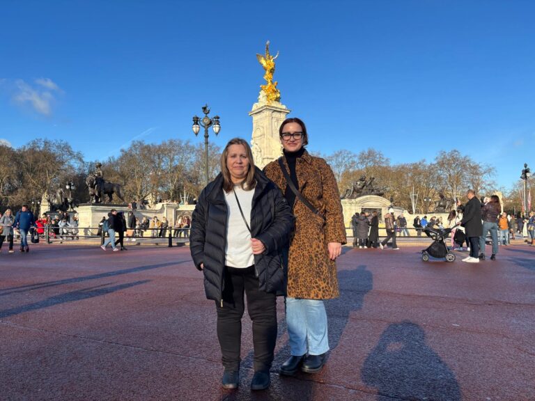 Luxury tours of London in classic black taxi with sightseeing passengers