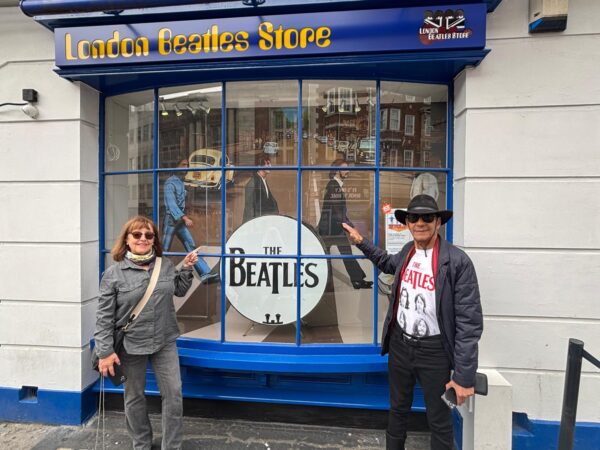 Group of tourists on a London Sightseeing Taxi Tour enjoying the best of London in a day
