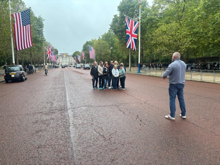Black taxi tour from Bath visiting iconic London landmarks like Big Ben and Buckingham Palace
