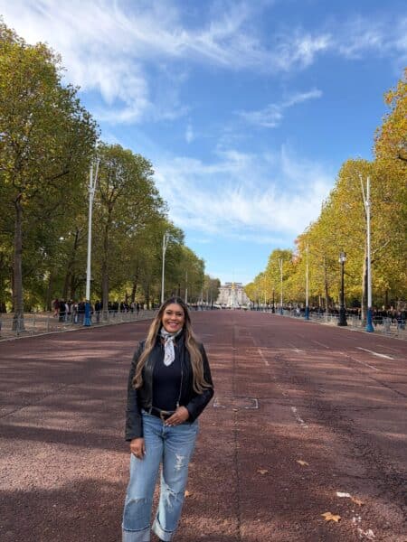 London Sightseeing Taxi Tour with passengers at Tower of London during 1 day tour