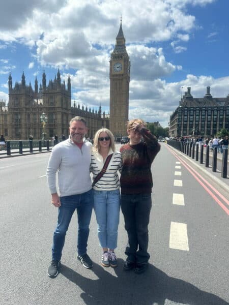 Visiting London with a history walking tour in a classic black taxi