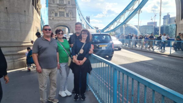 Tourists at Platform 9¾, Harry Potter site in London guided tour