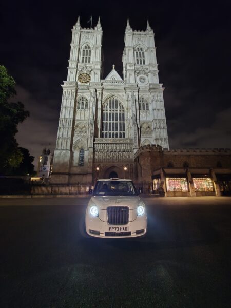 Black taxi in London for traveller tours by London Sightseeing Taxi Tours