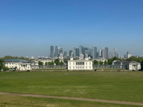 Group enjoying london excursion deals with sightseeing taxi tour