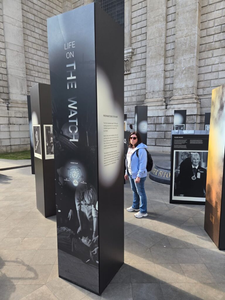 London travel groups enjoying a tour in traditional black cabs with experienced guides