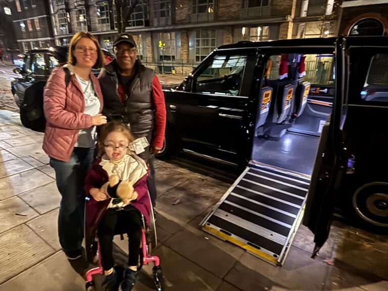 Private taxi sightseeing tour stopping at London's Buckingham Palace