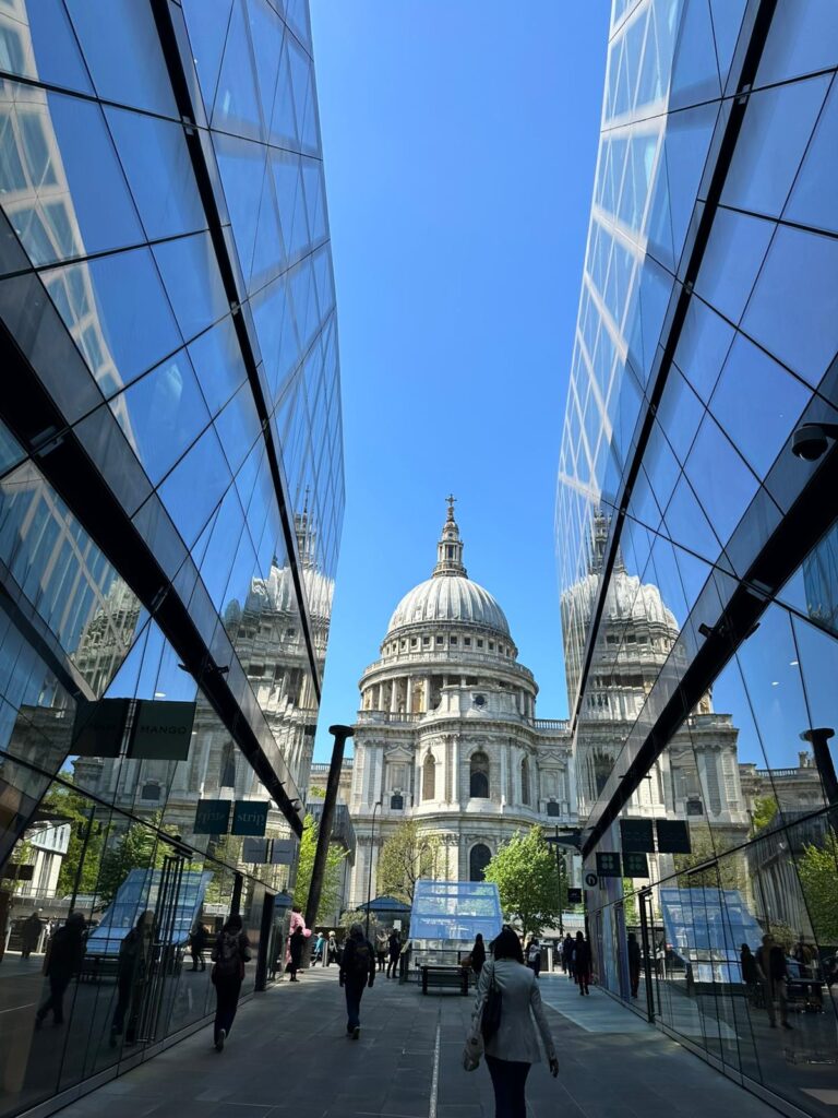 Families making stops for photos at scenic spots during their taxi tours in London