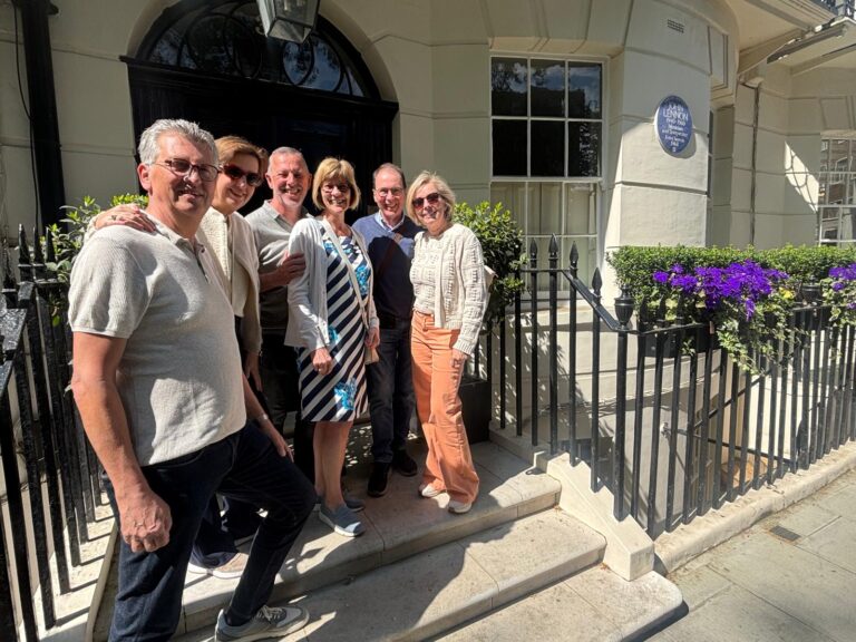Visitors exploring London with a vintage black cab tour, showcasing iconic landmarks