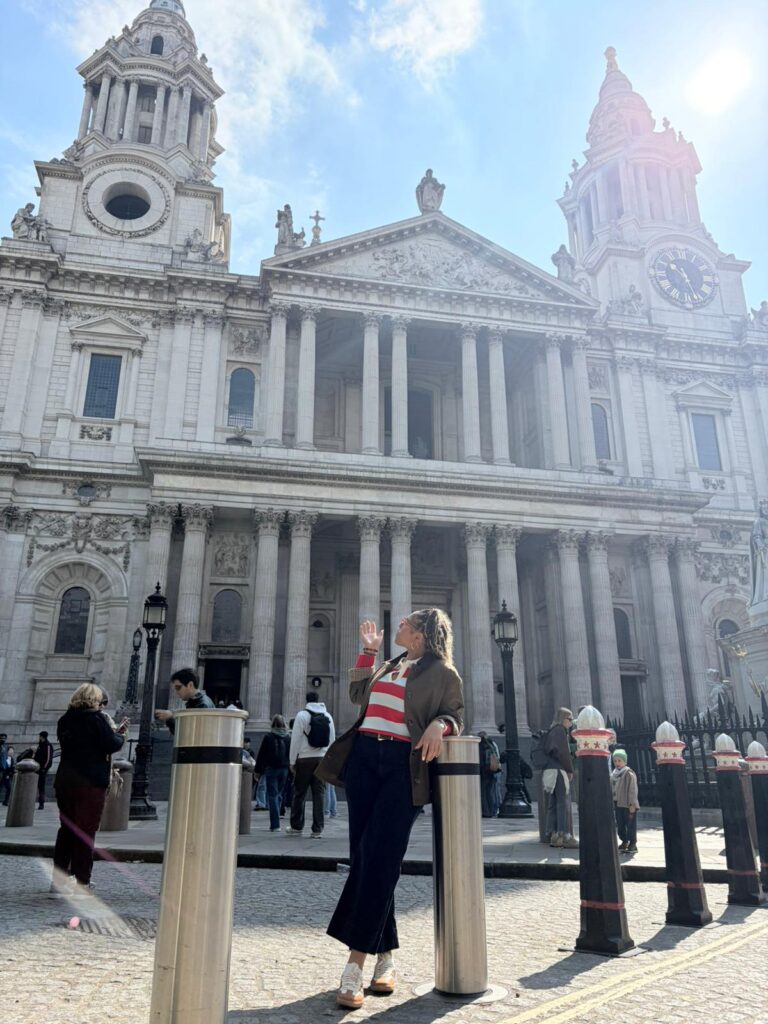 Guests on celebrity homes sightseeing tours London in a black taxi cab.