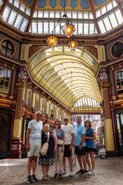 Visitors experience the best iconic attractions to see by taxi in London