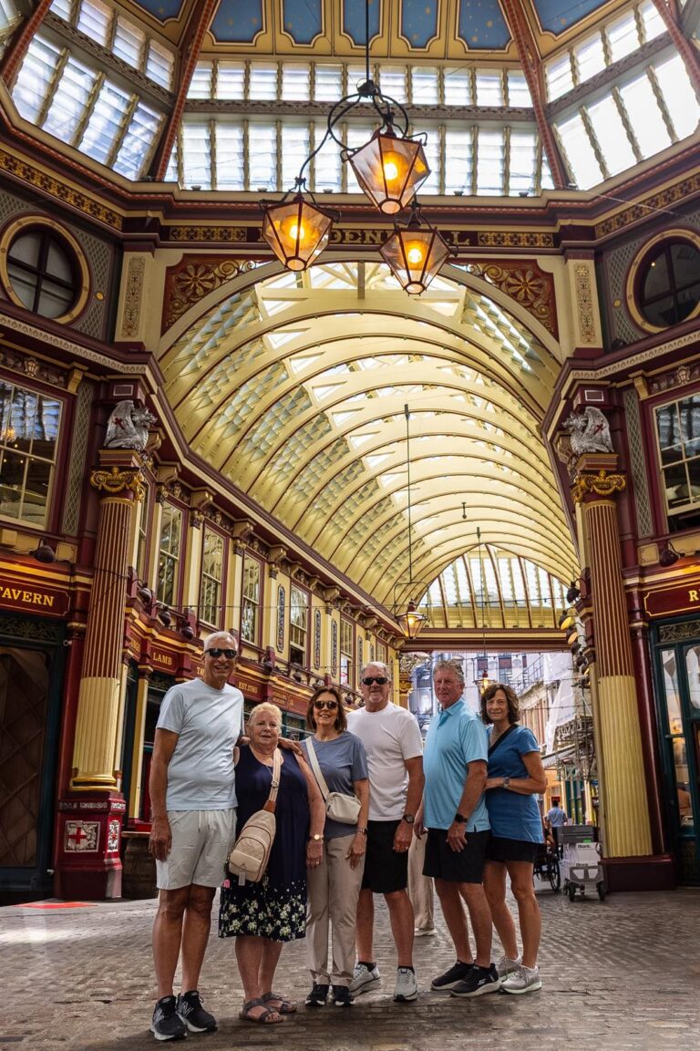Visitors experience the best iconic attractions to see by taxi in London
